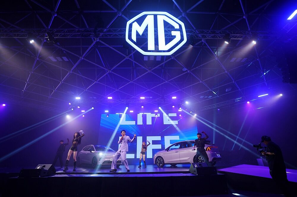 ภาพนักร้องและแดนเซอร์แสดงโชว์บนเวทีเปิดตัวรถยนต์ไฟฟ้า MG URBAN 2026
