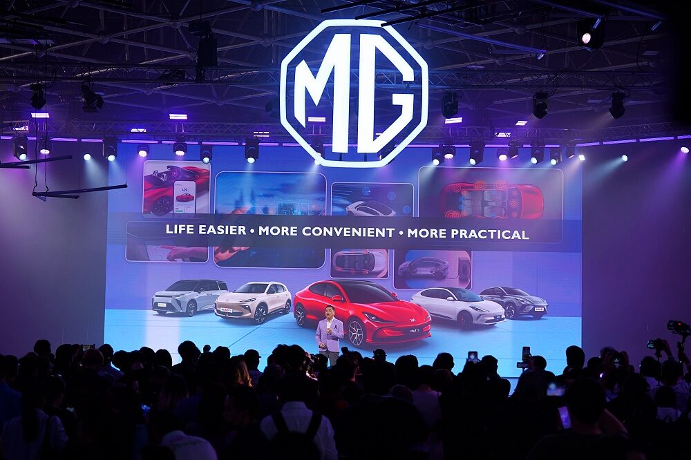 ภาพบรรยากาศผู้บริหารเอ็มจีอธิบายแนวคิดการออกแบบ LIFE EASY ของตัวรถ