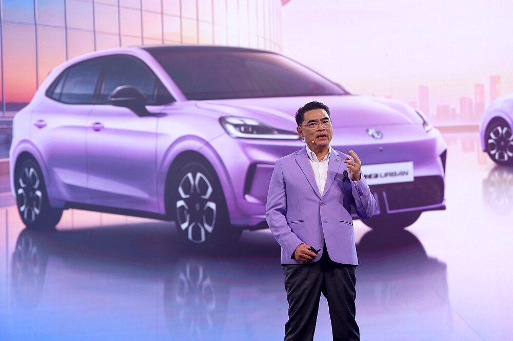 ภาพผู้บริหารขึ้นกล่าวแถลงถึงวิสัยทัศน์และการทำตลาดรถยนต์ไฟฟ้าในประเทศไทย