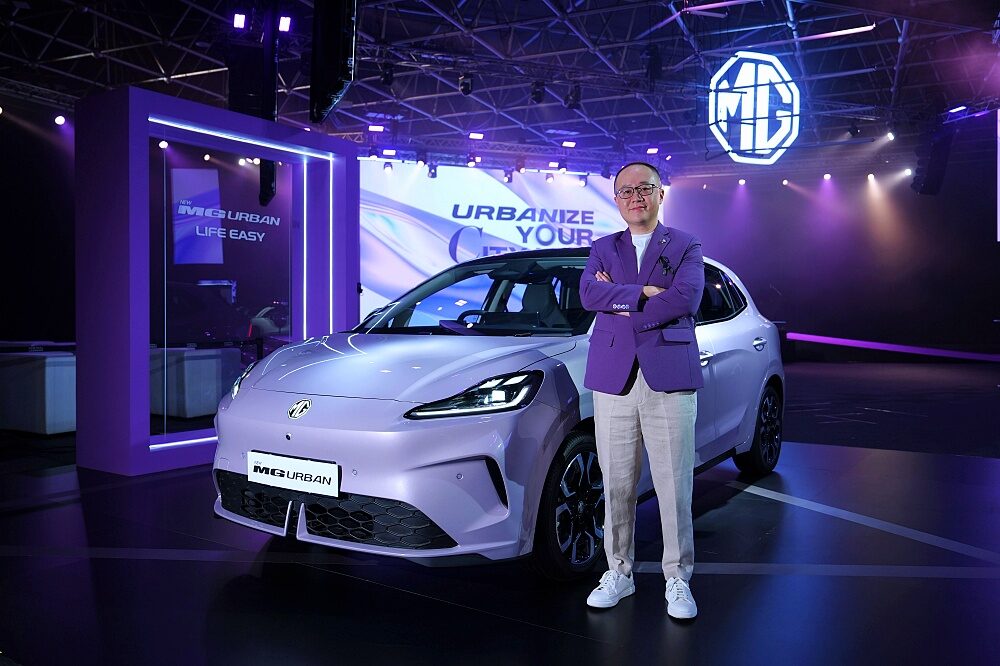 ผู้บริหาร เอ็มจี เซลส์ ประเทศไทย ยืนคู่กับรถยนต์ไฟฟ้า MG URBAN 2026