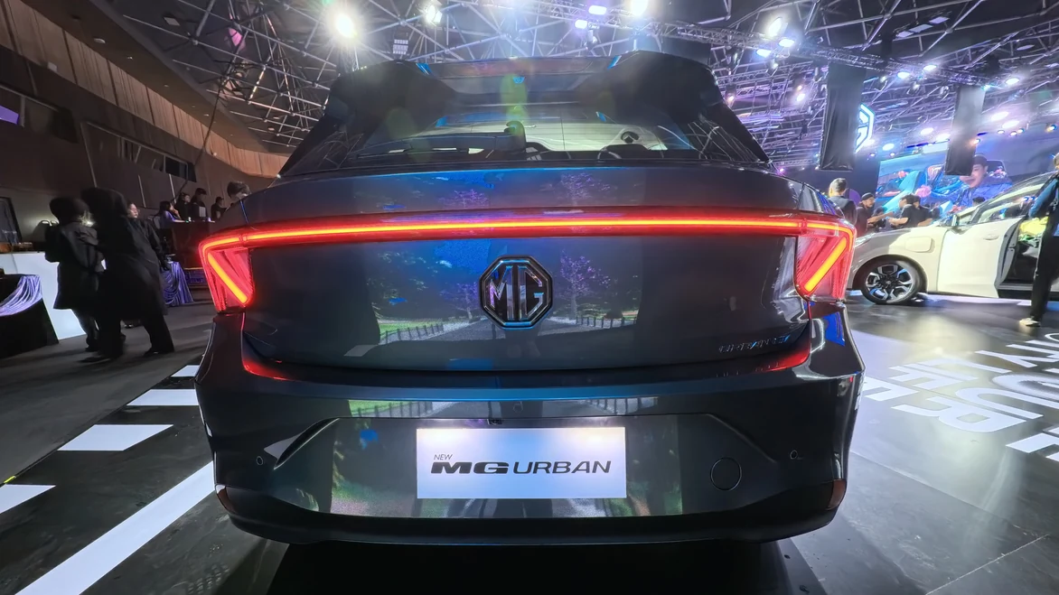 ภาพดีไซน์ด้านท้ายรถยนต์ไฟฟ้า MG URBAN 2026 สีเทาเข้มแสดงโลโก้ MG และไฟท้าย LED ลากยาว