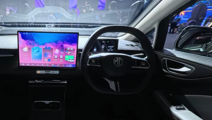 ภาพหน้าจอสัมผัสขนาด 15.6 นิ้วแสดงการออกแบบหน้าโฮม UI หลากสีสัน