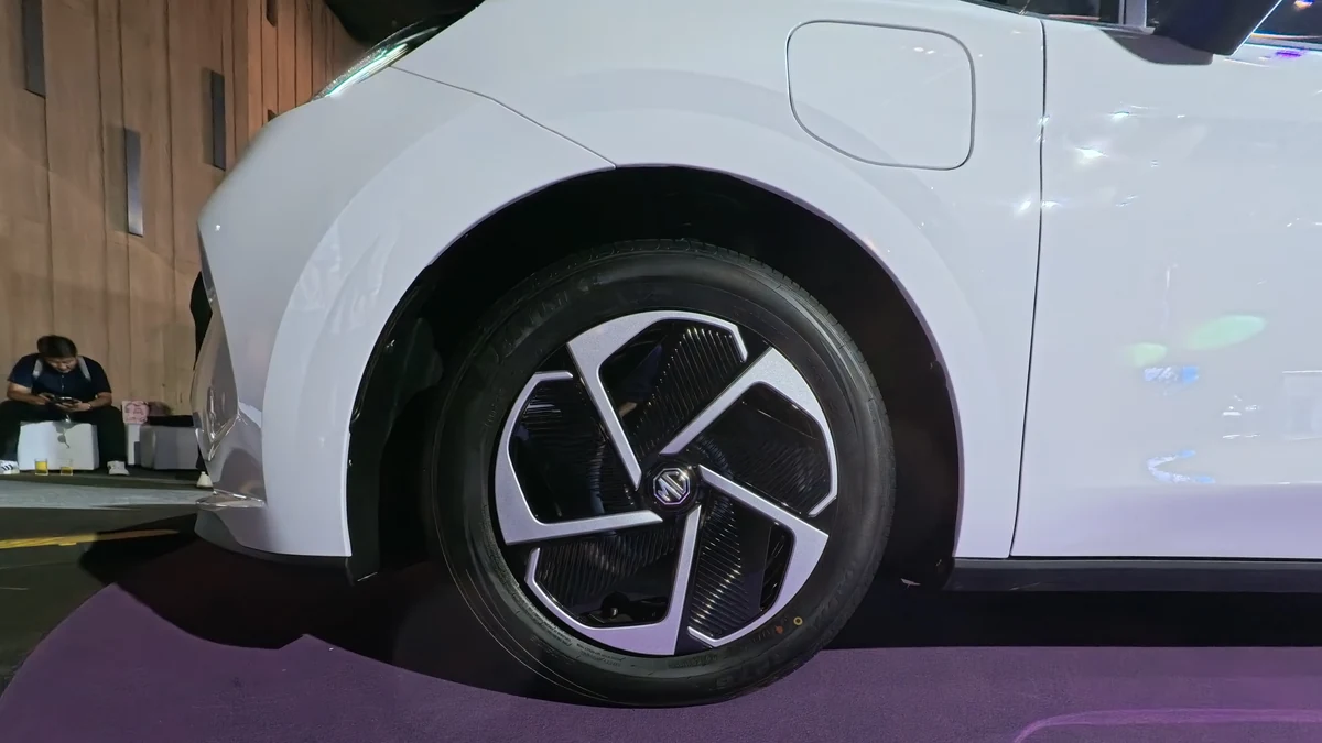 ภาพรายละเอียดล้ออัลลอยขนาดใหญ่พร้อมฝาครอบล้อดีไซน์ลู่ลม Aero Wheel ของรถยนต์ไฟฟ้า