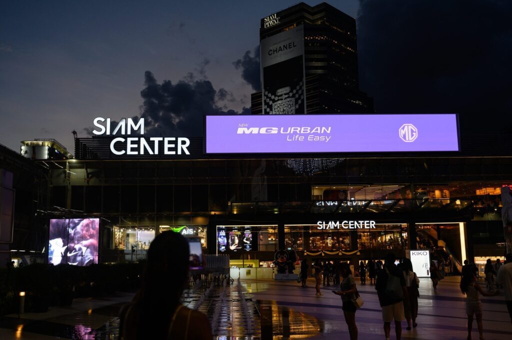 เอ็มจี โชว์เหมาแบนเนอร์ทั่วกรุง เป็นสีม่วง รับการเปิดตัว MG URBAN 2026