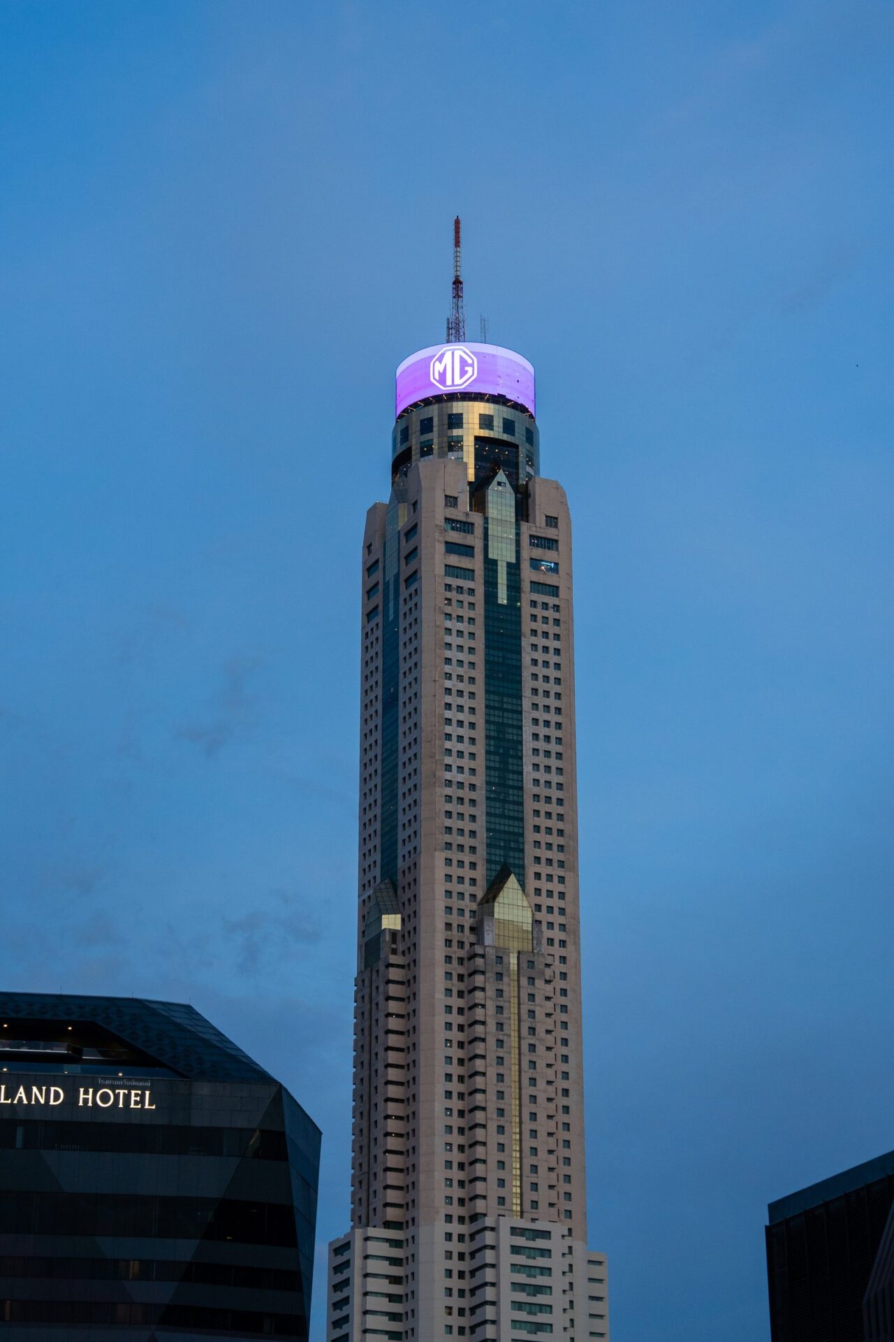 เส้นสายด้านข้างและไฟหน้า LED ดีไซน์สปอร์ตของแฮทช์แบ็คไฟฟ้า