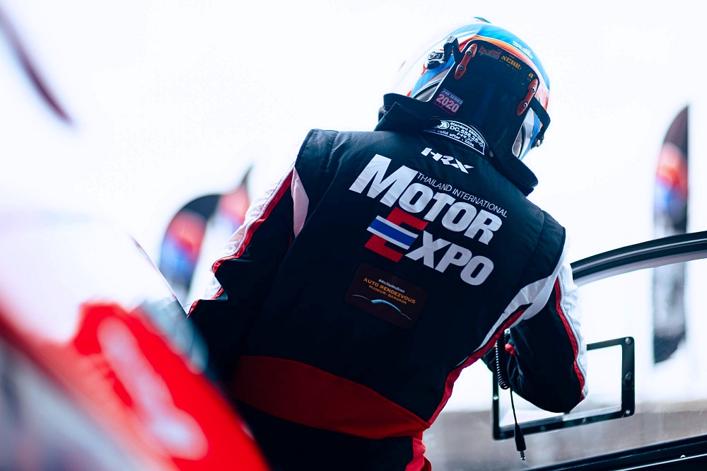 นักขับ Motor Expo Racing Team เตรียมขึ้นรถแข่ง Honda CR-Z หมายเลข 63