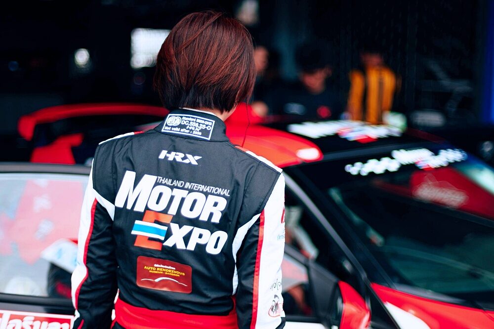 นักขับ Motor Expo Racing Team เตรียมตัวในพิทก่อนการแข่งขัน