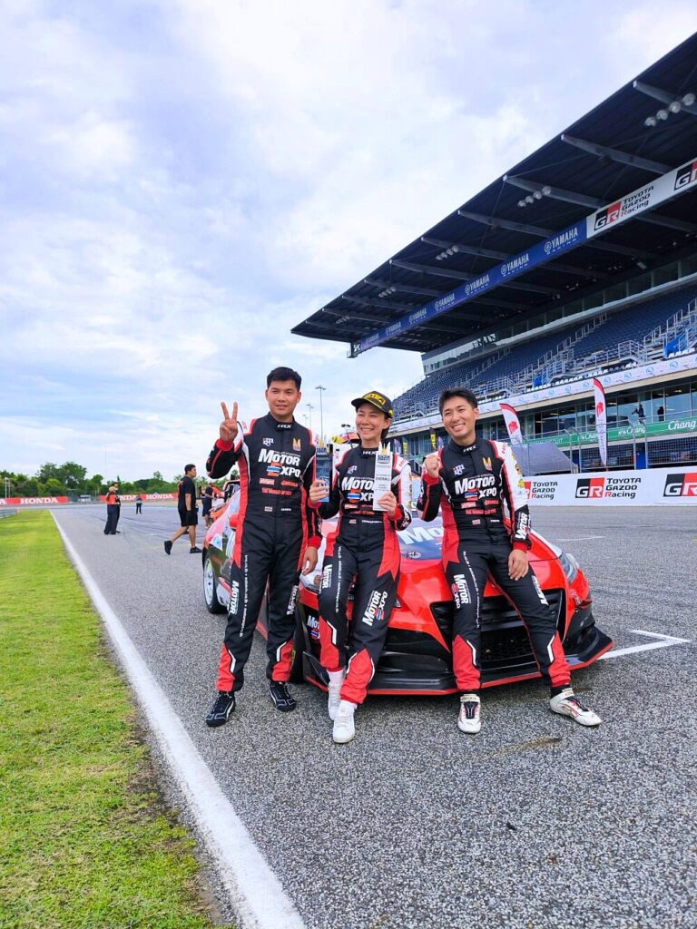 Motor Expo Racing Team ถ่ายภาพร่วมกับ Honda CR-Z หมายเลข 63 หลังการแข่งขัน