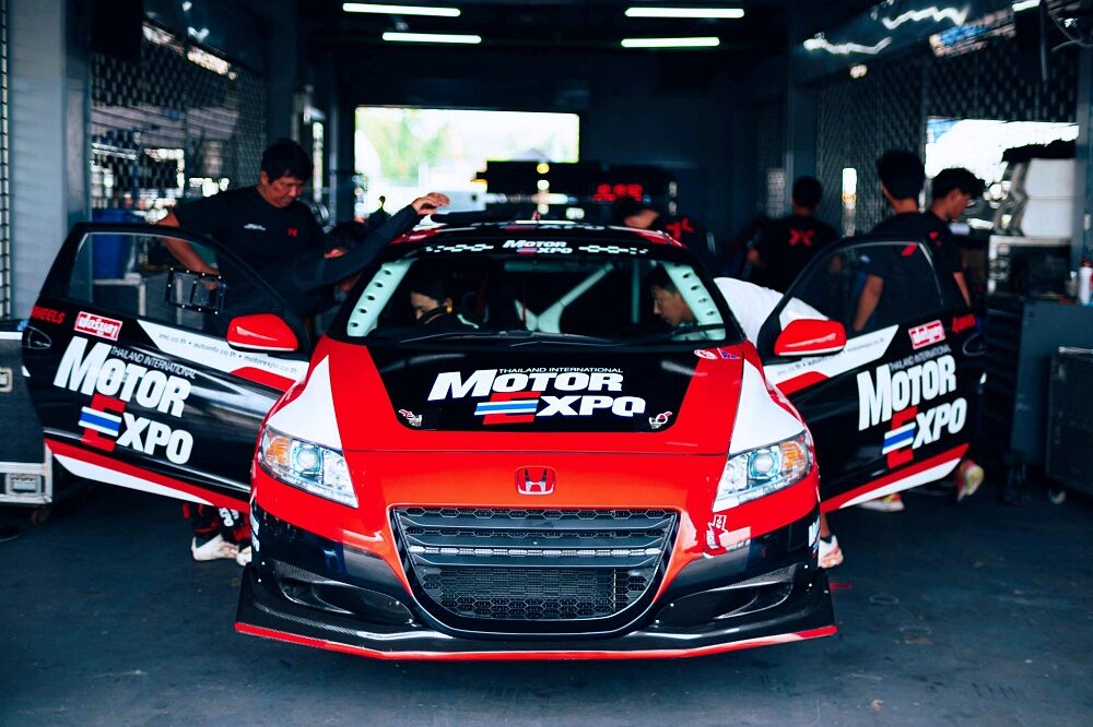 Honda CR-Z หมายเลข 63 จอดในพิทของ Motor Expo Racing Team