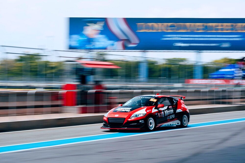 Honda CR-Z หมายเลข 63 วิ่งผ่านทางตรงในสนามแข่ง