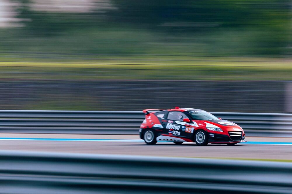 Honda CR-Z หมายเลข 63 วิ่งด้วยความเร็วบนแทร็กในภาพแพนกล้อง