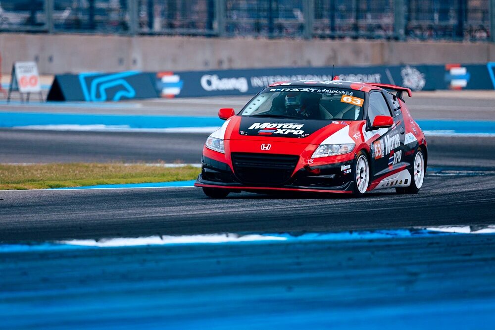 Honda CR-Z หมายเลข 63 ของ Motor Expo Racing Team วิ่งบนแทร็ก