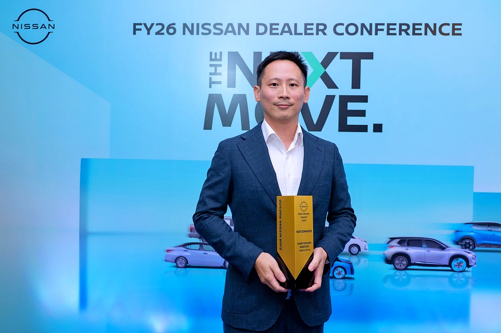 ผู้บริหารสยามนิสสันแม่สอดถือรางวัล Best of the Best Dealer 2025