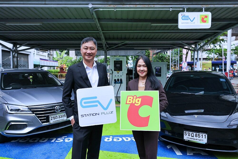 ผู้บริหาร OR และ Big C ถือป้าย EV Station PluZ และ Big C ที่จุดชาร์จ