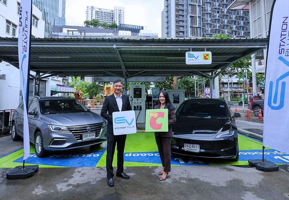 มุมกว้างสถานีชาร์จ EV Station PluZ ในพื้นที่จอดรถของ Big C