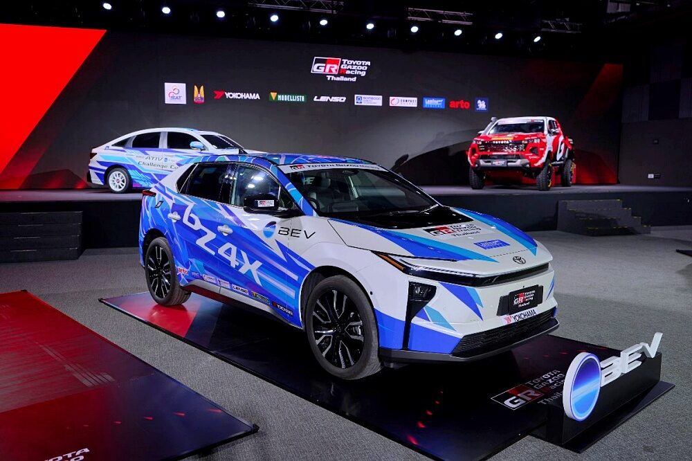 รถแข่ง Toyota Gazoo Racing Thailand 2026 ลายขาวน้ำเงินพร้อมอุปกรณ์จัดแสดง