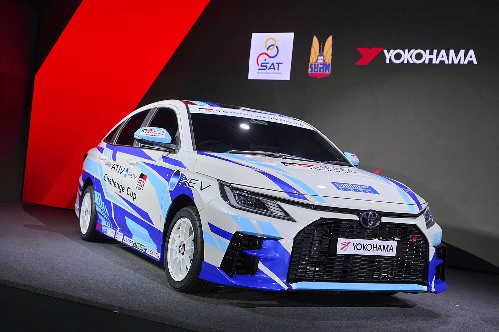 รถแข่ง Toyota Gazoo Racing Thailand 2026 ลายขาวน้ำเงินมุมด้านหน้า