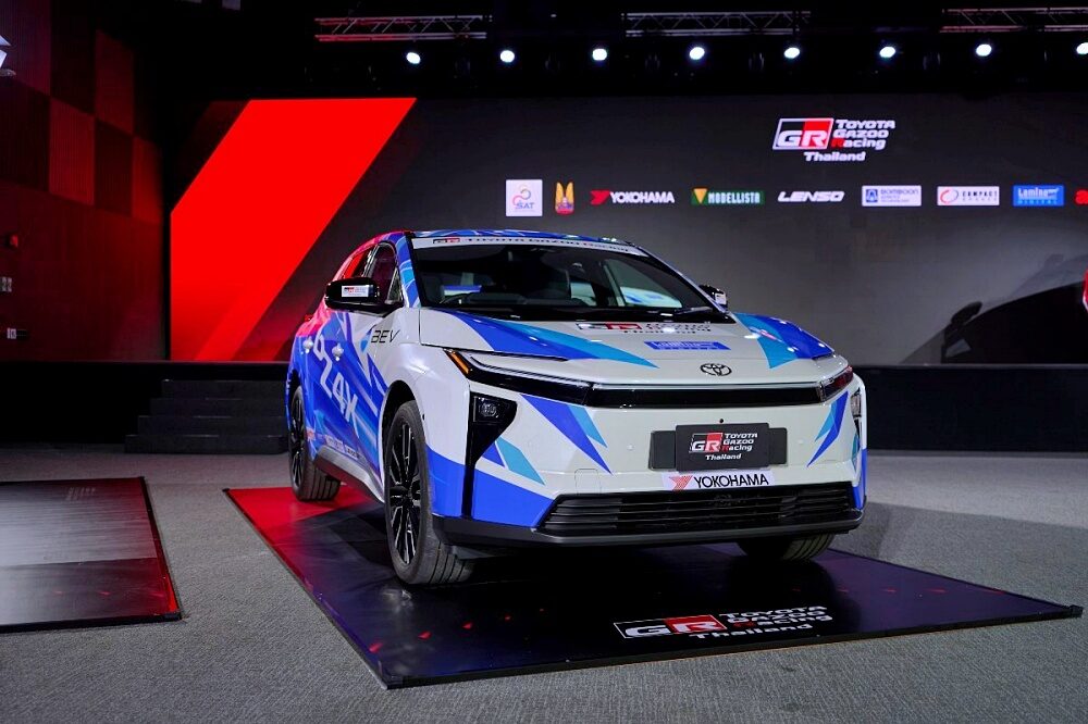 รถแข่ง Toyota Gazoo Racing Thailand 2026 สีขาวน้ำเงินบนเวทีมุมหน้า