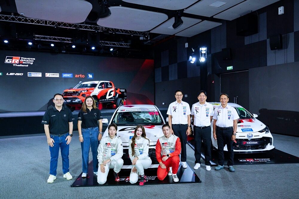 กลุ่มแขกรับเชิญและนักแข่ง Toyota Gazoo Racing Thailand บนเวที