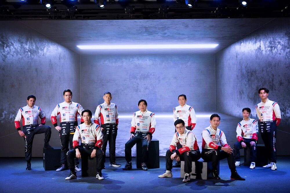 นักแข่ง Toyota Gazoo Racing Thailand 2026 ยืนบนเวทีแถลงข่าว