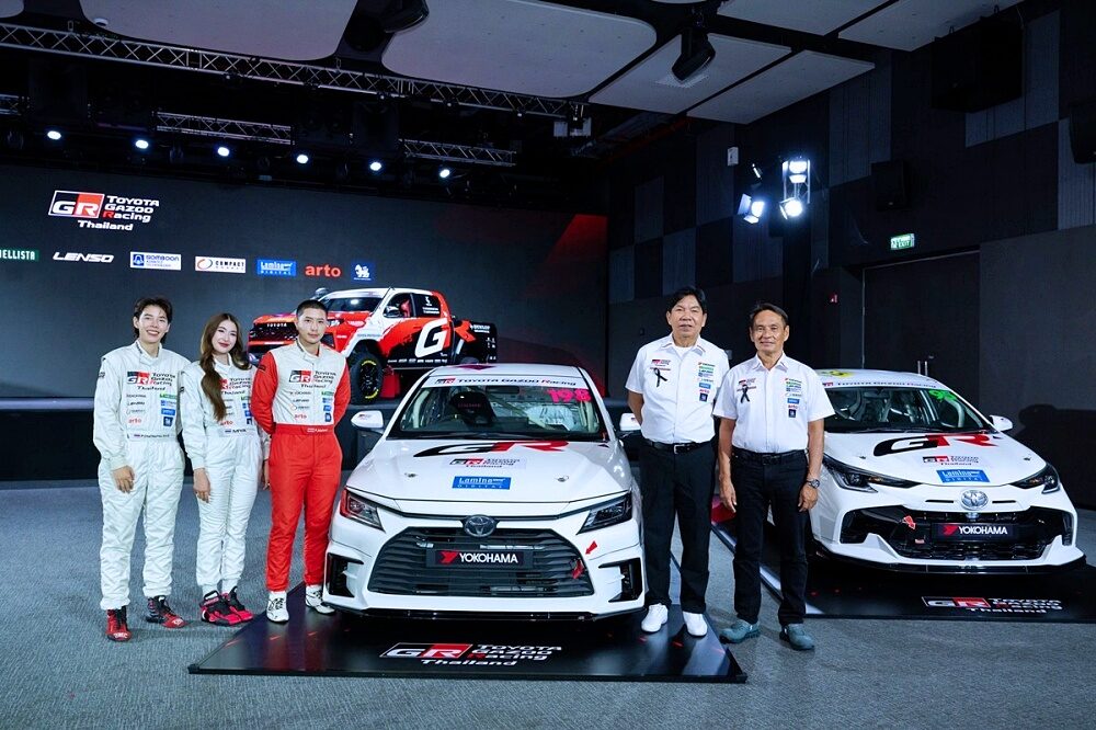 นักแข่งและทีมงาน Toyota Gazoo Racing Thailand ยืนคู่รถแข่ง
