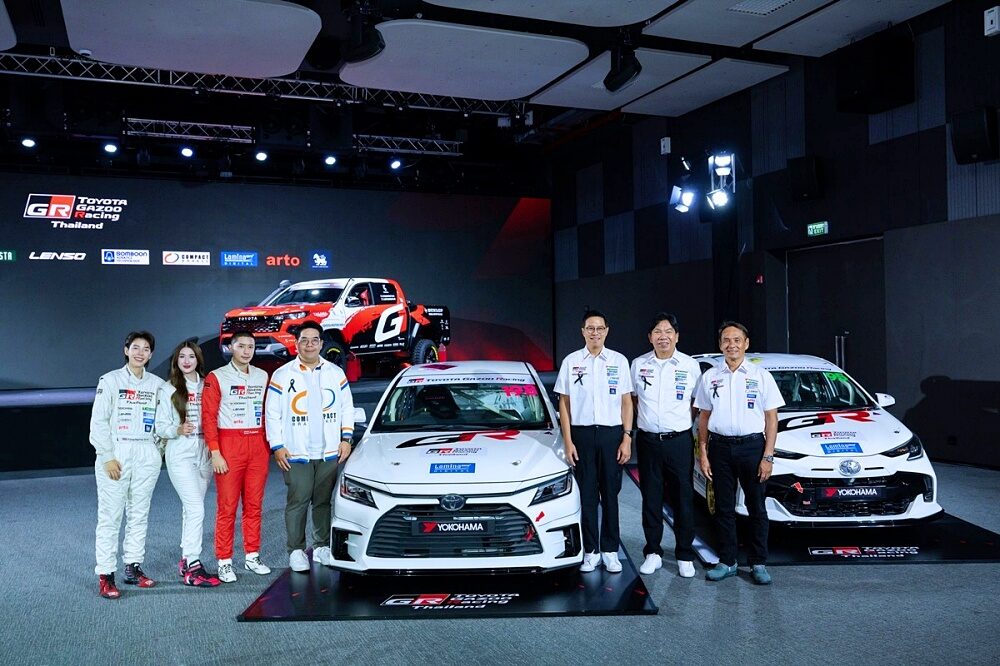 ทีม Toyota Gazoo Racing Thailand ถ่ายภาพกับรถแข่งบนเวที