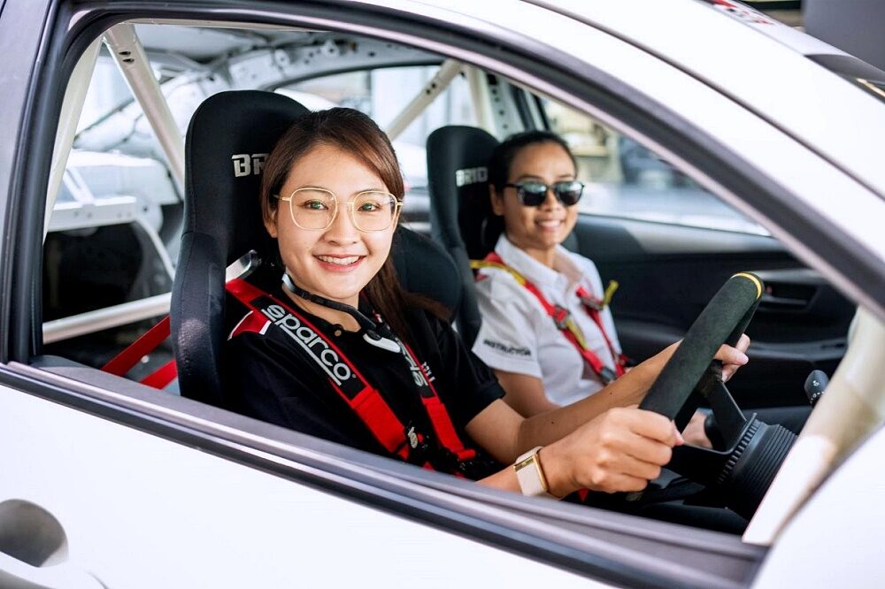 นักแข่งหญิงในรถ Toyota Gazoo Racing Thailand