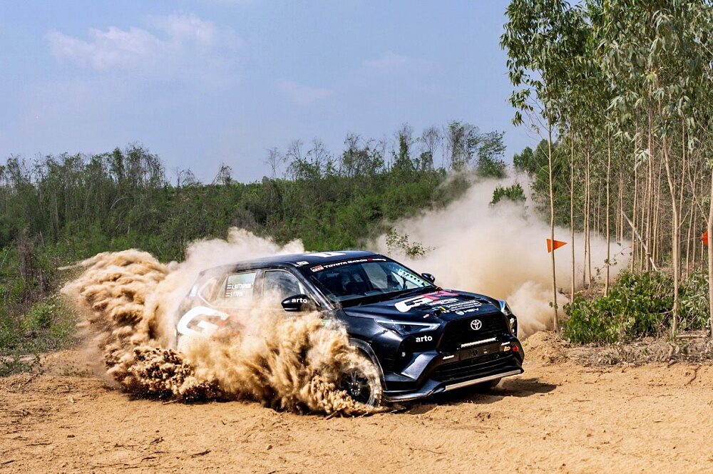 รถแข่ง Toyota Gazoo Racing ลุยทางฝุ่นและกลุ่มฝุ่น