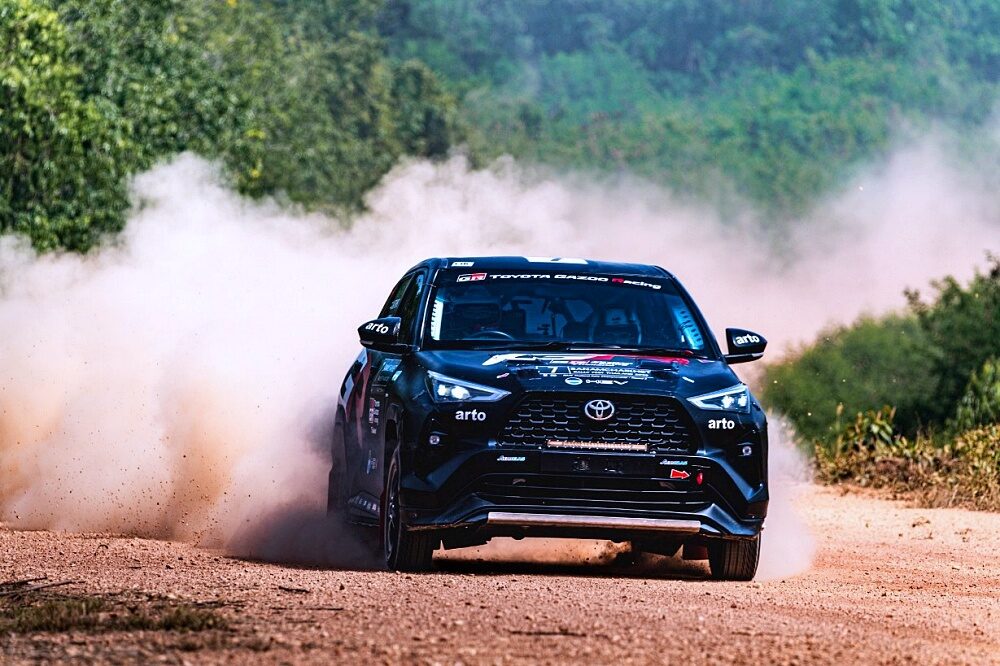 รถแข่ง Toyota Gazoo Racing ลุยทางฝุ่นพร้อมควันฝุ่น