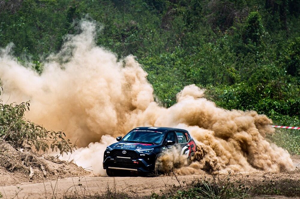 รถแข่ง Toyota Gazoo Racing ลุยทางฝุ่นกระจายดินโคลน