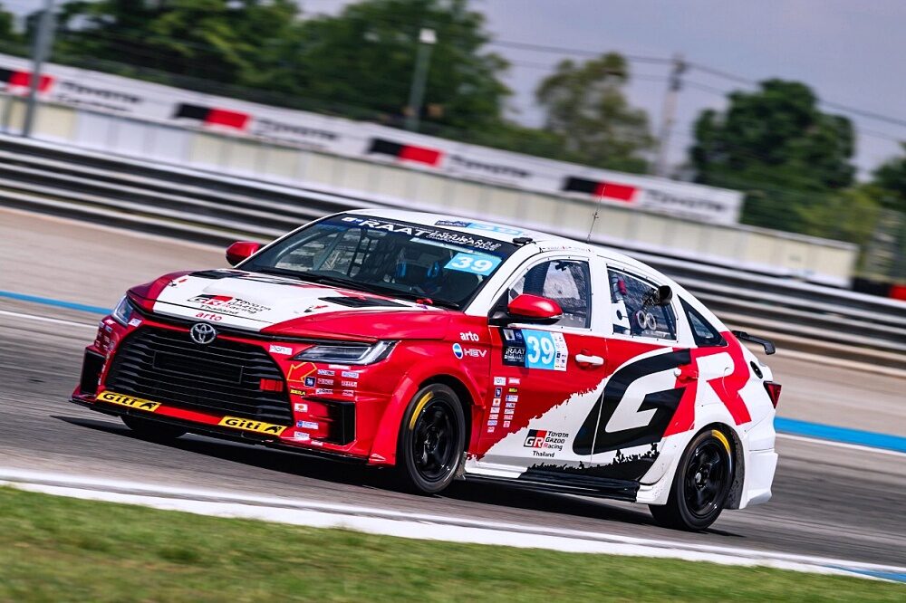 รถแข่ง Toyota Gazoo Racing ขับเคี่ยวในสนามทางเรียบ