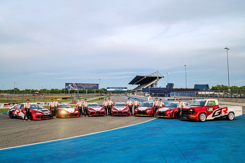 รถแข่ง Toyota Gazoo Racing Thailand จอดเรียงในสนามแข่ง
