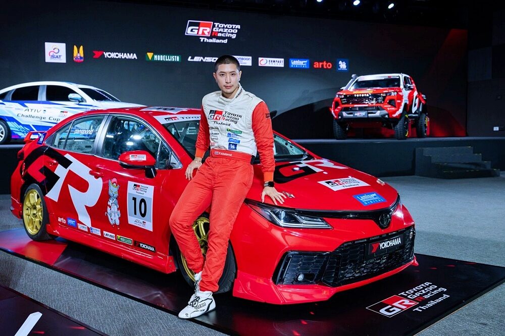 นางแบบกับรถแข่ง Toyota Gazoo Racing สีแดงบนเวที