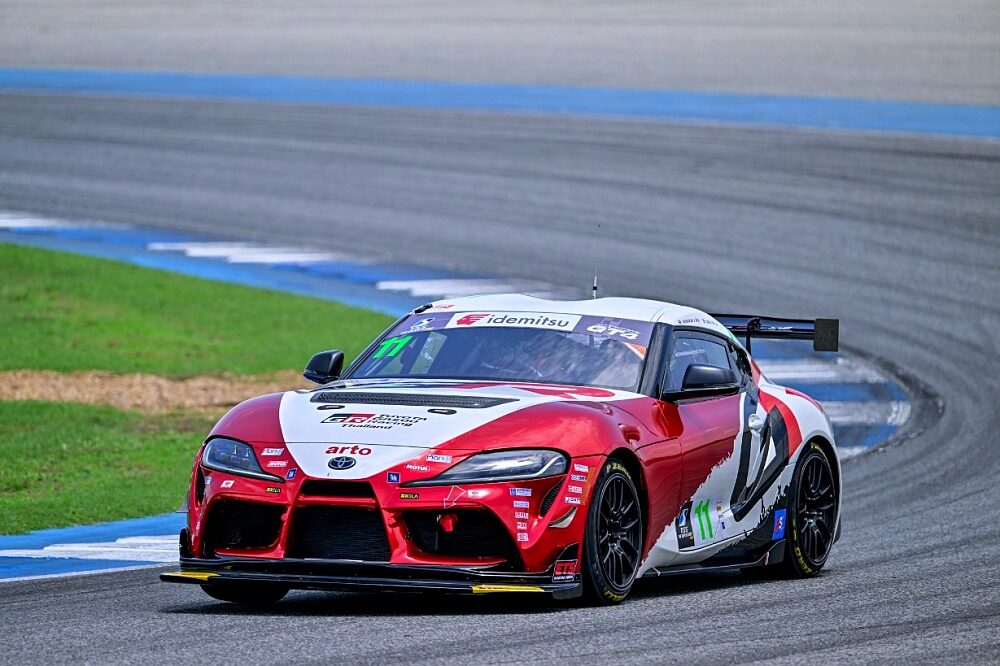 รถแข่ง Toyota Gazoo Racing สีแดงในสนามแข่งทางเรียบ