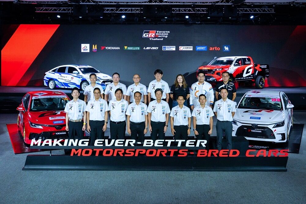 ผู้บริหารและนักแข่ง Toyota Gazoo Racing Thailand 2026 บนเวที