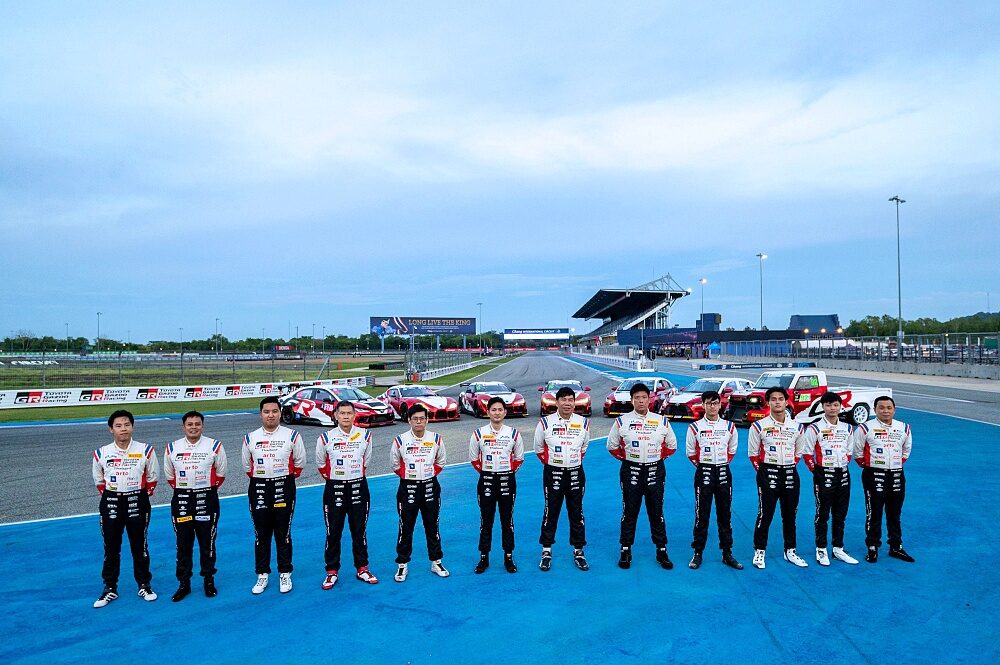 ทีมงานและรถแข่ง Toyota Gazoo Racing Thailand ในสนาม