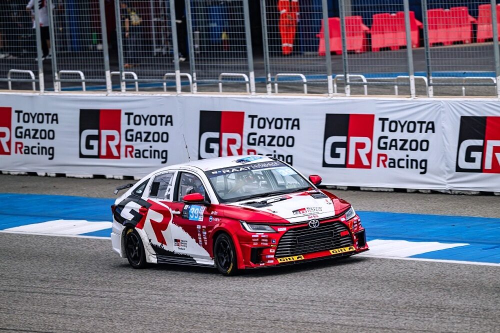 รถแข่ง Toyota Gazoo Racing สีขาวแดงในสนามทางเรียบ