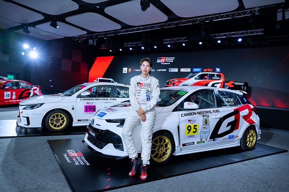 รถแข่ง Yaris Toyota Gazoo Racing พร้อมนางแบบบนเวที