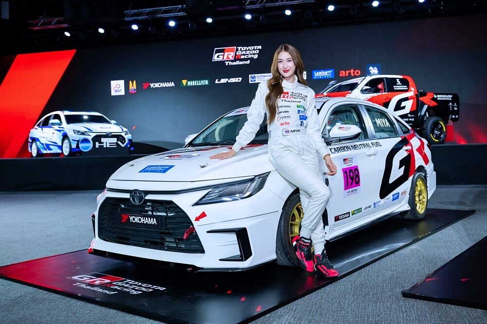 นางแบบกับรถแข่ง Toyota Gazoo Racing สีขาวบนเวที
