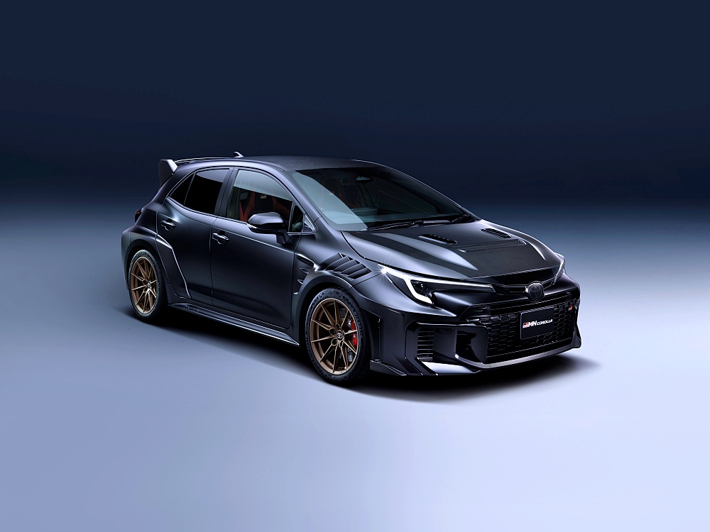 Toyota GRMN Corolla 2026 สี Black Gravite มุมมองหน้าเฉียง
