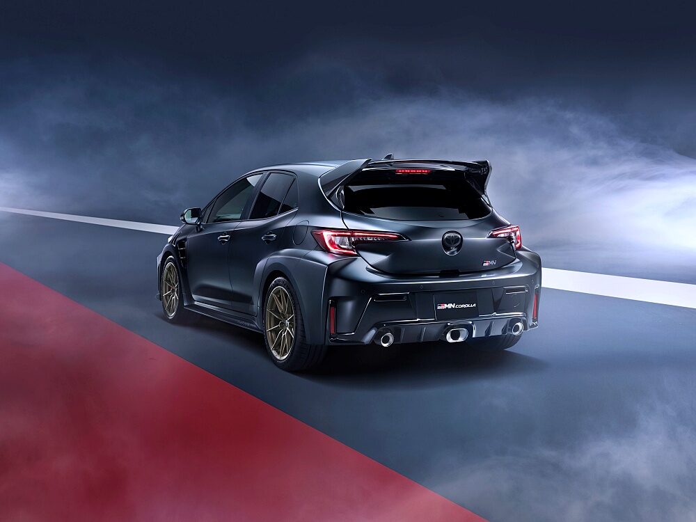 Toyota GRMN Corolla 2026 สีดำ มุมมองท้ายเฉียงพร้อมปีกหลังคาร์บอน