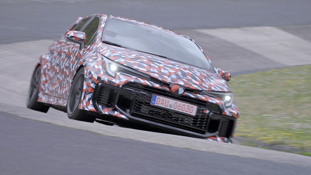 Toyota GRMN Corolla 2026 ลายพรางเข้าโค้งในสนามทดสอบ