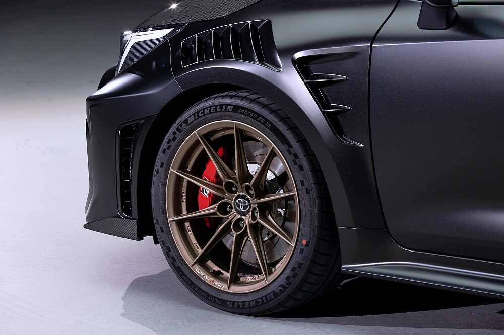 ซุ้มล้อหน้าและล้อฟอร์จ Matte Bronze ของ Toyota GRMN Corolla 2026