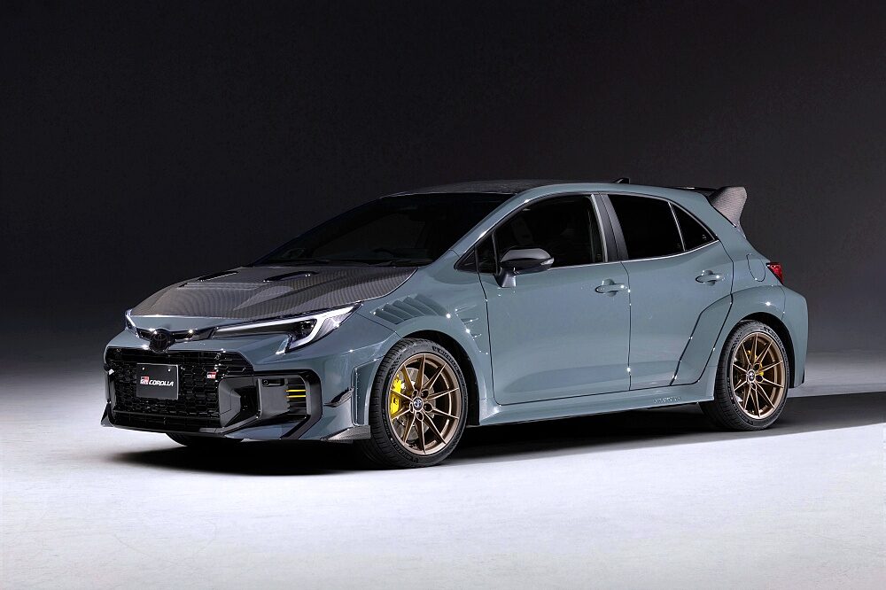 Toyota GRMN Corolla 2026 สีเทา มุมมองหน้าเฉียงพร้อมล้อ Matte Bronze