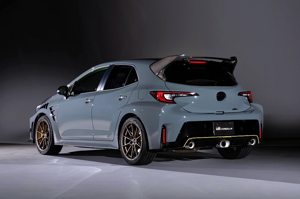 Toyota GRMN Corolla 2026 สีเทา มุมมองด้านท้าย