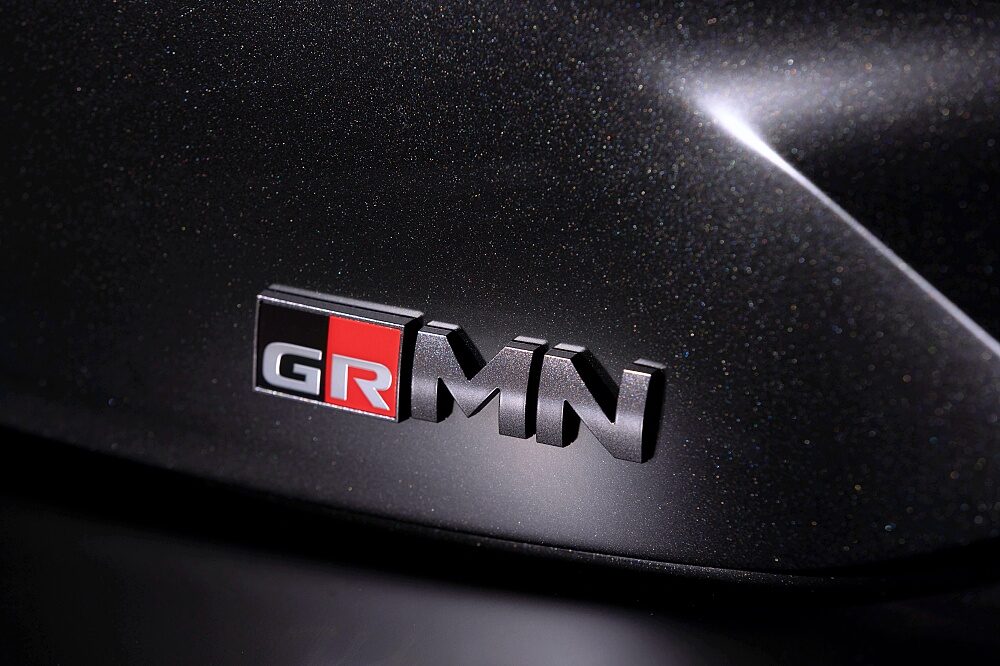 ตราสัญลักษณ์ GRMN บน Toyota GRMN Corolla 2026