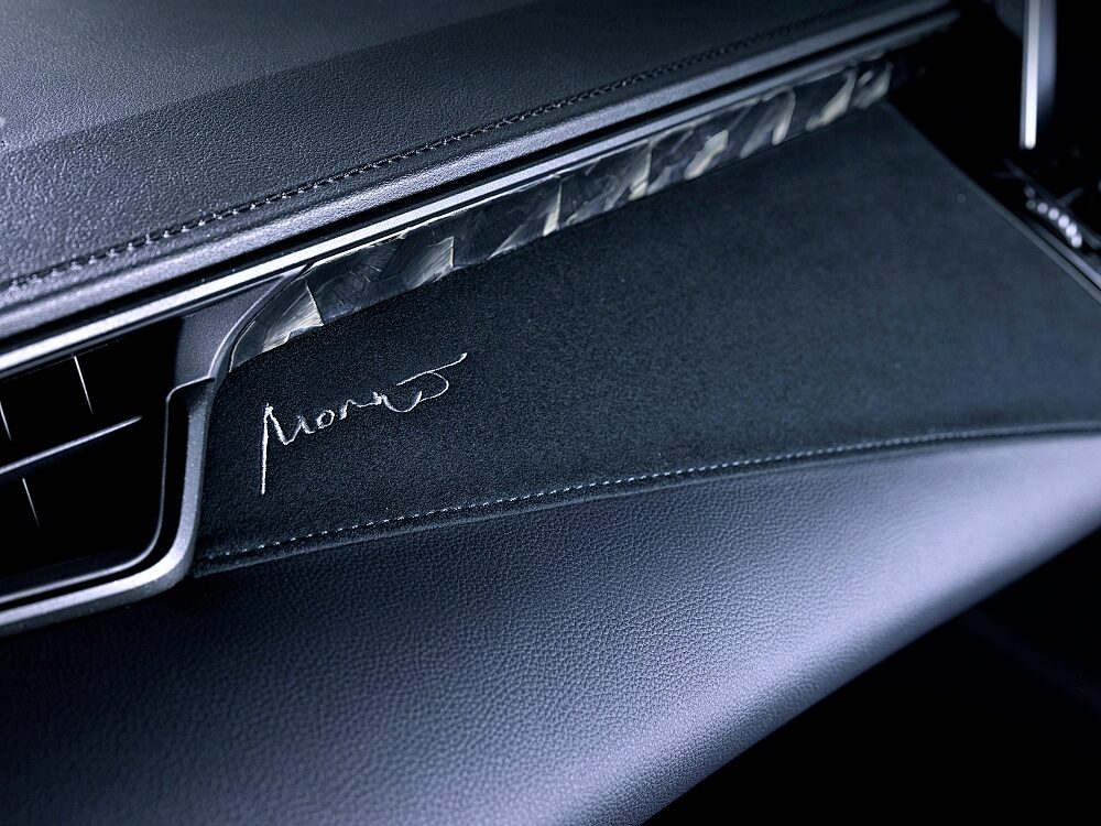 ลายเซ็น Morizo บนแผงตกแต่งภายใน Toyota GRMN Corolla 2026
