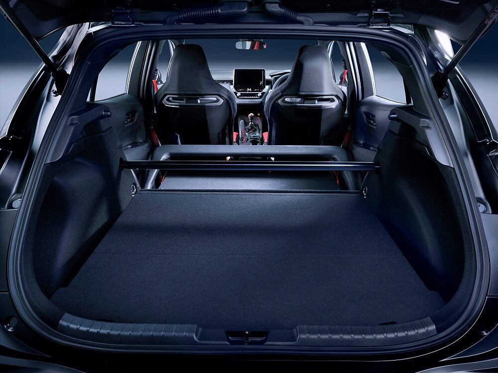ค้ำโช้คหลังในพื้นที่เบาะหลังเดิมของ Toyota GRMN Corolla 2026