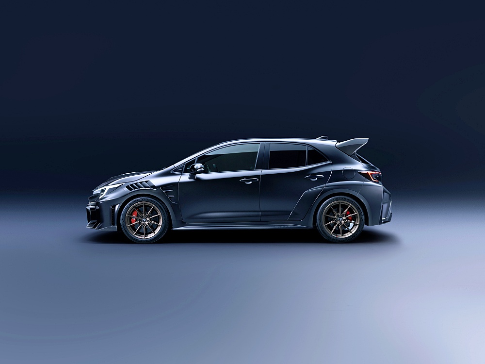 Toyota GRMN Corolla 2026 มุมมองด้านข้างในแสงสตูดิโอ