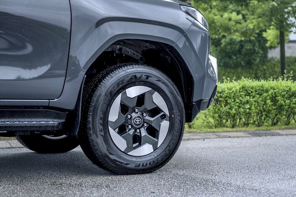 ภาพรายละเอียดงานออกแบบและอุปกรณ์ของ Toyota Hilux BEV 2026 รุ่น High Grade สี Ash Grey ลำดับ 001